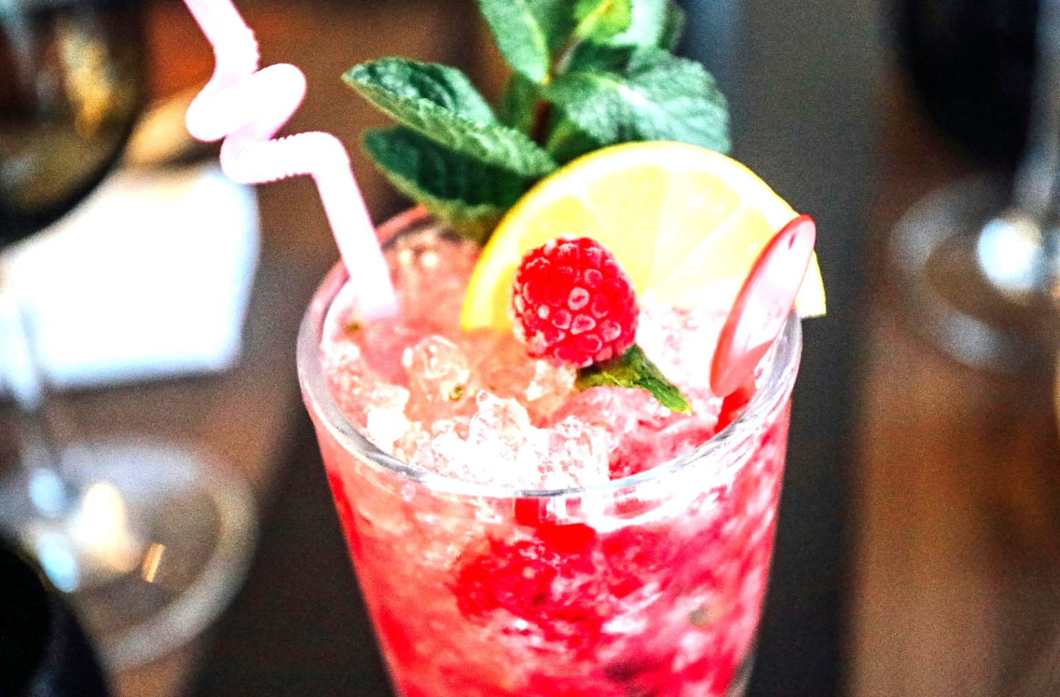 es buah. Selain buahnya yang mengandung gula alami, biasanya ditambah dengan gula cair, sirup, dan kental manis