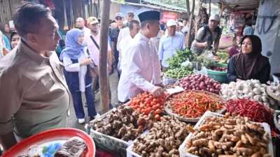 Gubernur NTB, Lalu Muhammad Iqbal, bersama Bupati Sumbawa Barat Amar Nurmansyah di tengah Safari Ramadhan di Sumbawa Barat (KSB) pantau harga bahan pangan di Pasar Tana Mira, KSB
