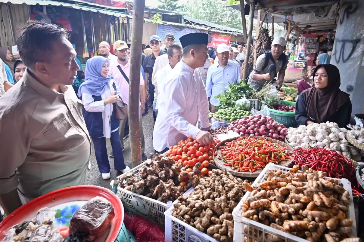Gubernur NTB, Lalu Muhammad Iqbal, bersama Bupati Sumbawa Barat Amar Nurmansyah di tengah Safari Ramadhan di Sumbawa Barat (KSB) pantau harga bahan pangan di Pasar Tana Mira, KSB