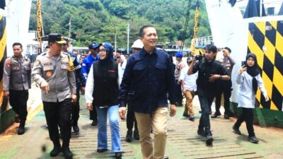 Arus penyeberangan yang keluar dari Pelabuhan Lembar, Lombok saat ini masih relatif normal.