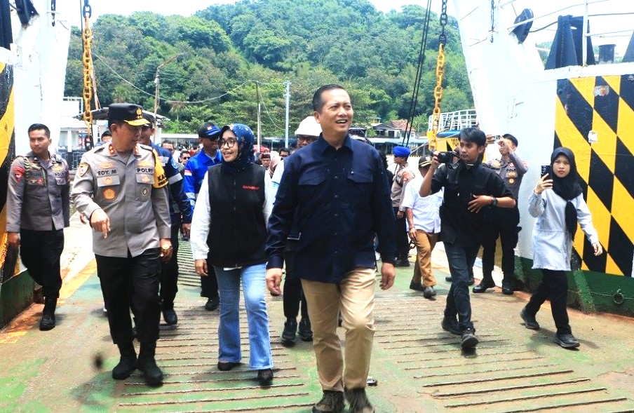 Arus penyeberangan yang keluar dari Pelabuhan Lembar, Lombok saat ini masih relatif normal.