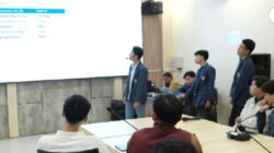 Mahasiswa Fakultas Teknik Unram saat presentasi inovasi mesin pengiris tempe bertenaga surya.