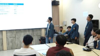 Mahasiswa Fakultas Teknik Unram saat presentasi inovasi mesin pengiris tempe bertenaga surya.