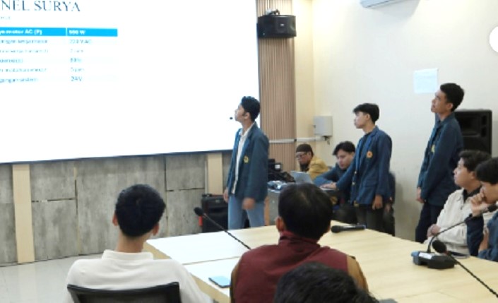 Mahasiswa Fakultas Teknik Unram saat presentasi inovasi mesin pengiris tempe bertenaga surya.