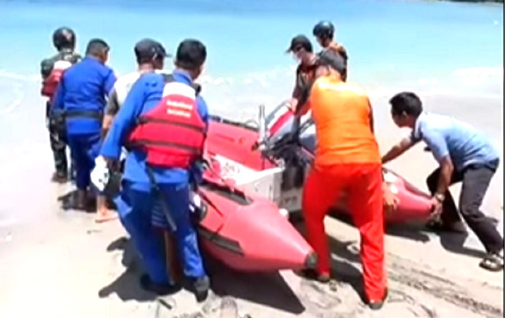 Tim SAR berhasil mengevakuasi jenazah tanpa identitas yang ditemukan di perairan Pantai Kerandangan, Senggigi
