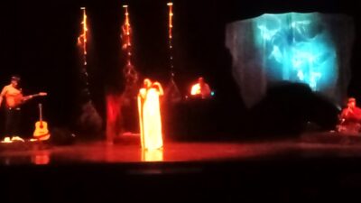 Menonton “Unconscious Theory” karya Mantra Ardhana – berturut-turut hari Jum’at dan Sabtu (3 – 4 April) di Taman Budaya NTB