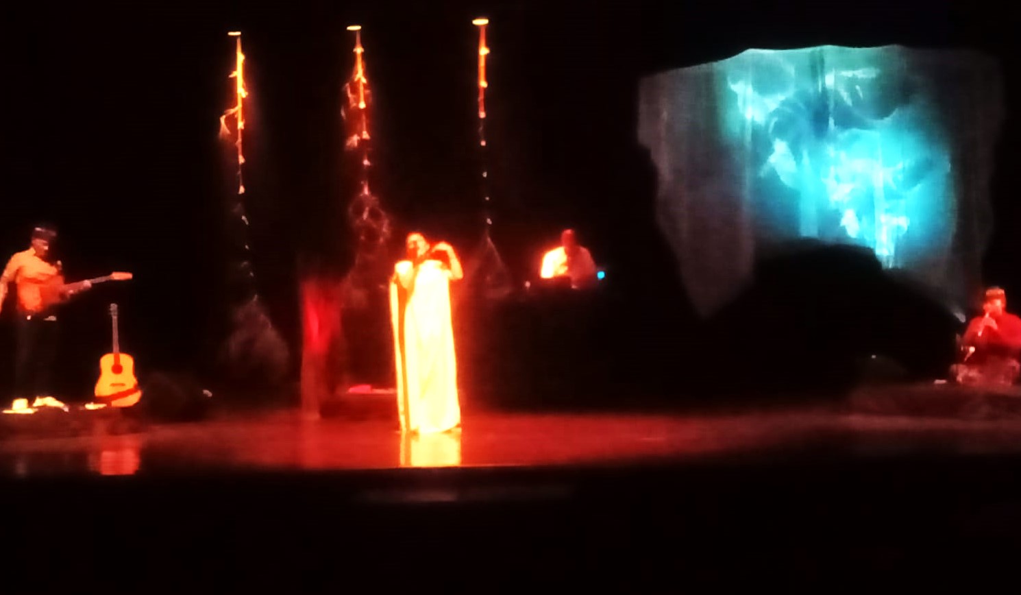 Menonton “Unconscious Theory” karya Mantra Ardhana – berturut-turut hari Jum’at dan Sabtu (3 – 4 April) di Taman Budaya NTB