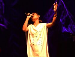 muncul kemungkinan pembacaan lain setelah menonton pertunjukan ini